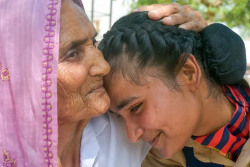 मुरादाबाद में महिला कांस्टेबल को परिजनों ने दी बधाई — पुलिस दीक्षांत परेड २०२६