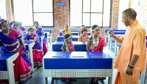 लखनऊ: मुख्यमंत्री योगी आदित्यनाथ ने मॉडल माध्यमिक विद्यालय भवन का उद्घाटन किया