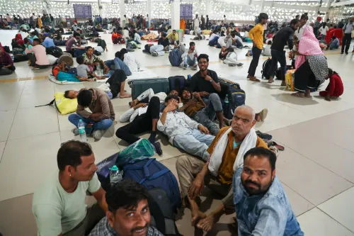 नई दिल्ली रेलवे स्टेशन पर यात्रियों की भीड़