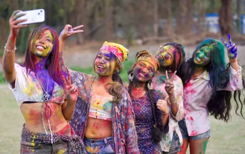 Kolkata: Young Women Revel in Holi Festivities