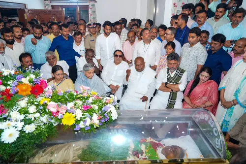 देवेगौड़ा और शिवकुमार ने चेन्नम्मा को दी श्रद्धांजलि