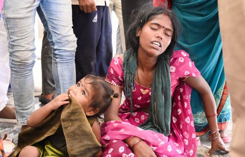 परिजनों का विलाप — तीन जानें गईं दीवार के नीचे