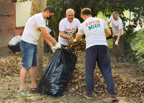 नई दिल्ली: रूसी दूतावास ने आयोजित किया स्वच्छता अभियान