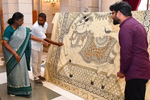 New Delhi: President Murmu Engages with Kalamkari Artists at Rashtrapati Bhavan