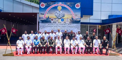 वाइस एडमिरल अजय कोच्चर के साथ संयुक्त सेवा प्रतियोगिता का शुभारंभ