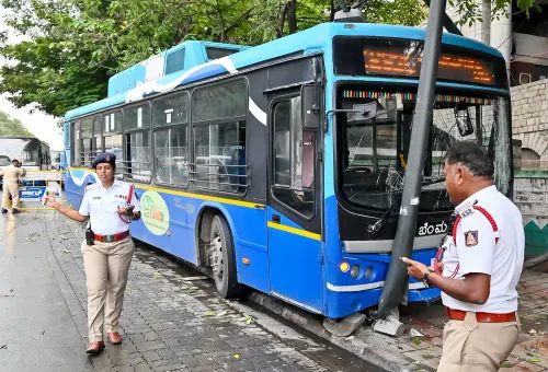 KR सर्कल पर BMTC बस दुर्घटना — चालक का नियंत्रण खोया