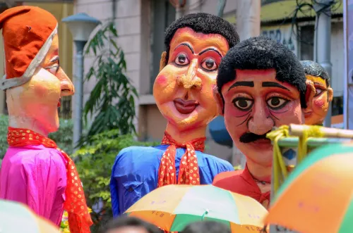 कोलकाता में अमित शाह के रोड शो के दौरान कलाकारों का प्रदर्शन