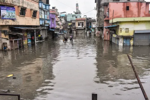 मीठी खाड़ी क्षेत्र में घरों तक पहुँचा बाढ़ का पानी