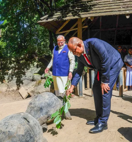 मोदी और राष्ट्रपति हर्मिनी ने अल्डाब्रा कछुए को खिलाया दाना