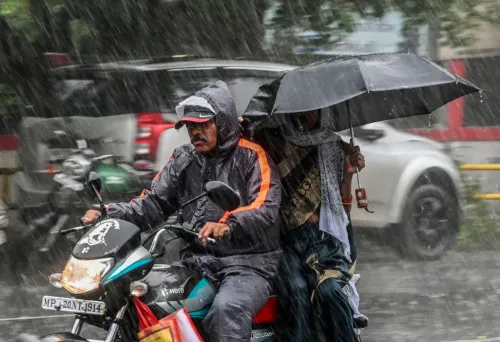 जबलपुर में बारिश के बीच दोपहिया वाहन चालक
