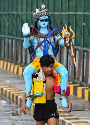 New Delhi: Devotees return with Gangajal during Kanwar Yatra