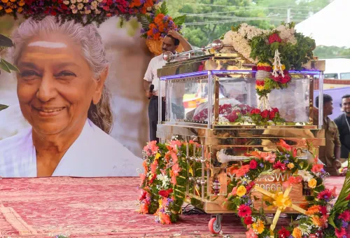 महाराजा कॉलेज मैदान में जानकी अम्मा का पार्थिव शरीर रखा गया