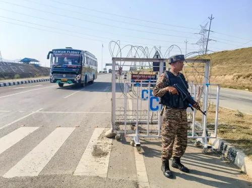 CRPF जवान अमरनाथ यात्रा मार्ग पर तैनात, बस गुज़री