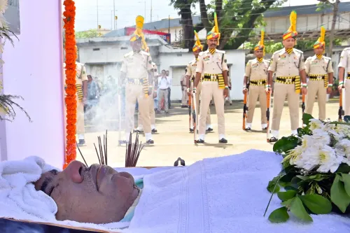 पुलिसकर्मियों ने DGP धनखड़ को दी सलामी