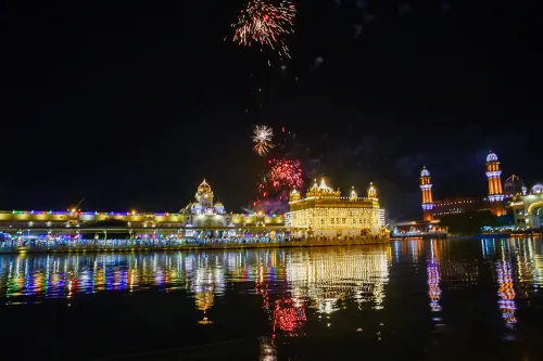 अमृतसर: भक्तों ने स्वर्ण मंदिर में मोमबत्तियाँ जलायीं