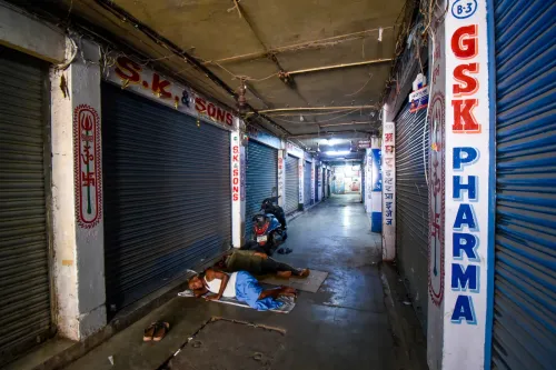 बंद दुकानों के बाहर लोगों की भीड़, पटना में दवा संकट