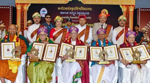 बेंगलुरु: कर्नाटका के गवर्नर संस्कृत विश्वविद्यालय की दीक्षा समारोह में शामिल हुए
