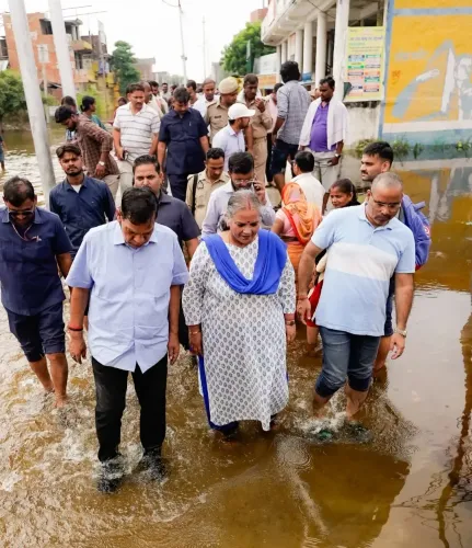 लखनऊ बाढ़ राहत: एके शर्मा ने फैजुल्लागंज-दाउदनगर का निरीक्षण किया, लापरवाही पर जीरो टॉलरेंस