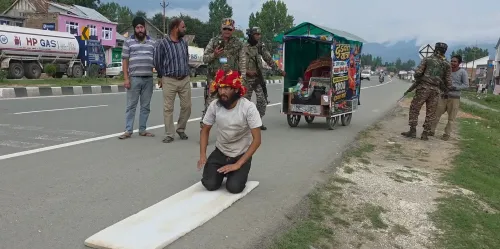 413 दिन की दंडवत यात्रा: महोबा का सुनील काजीगुंड पहुंचा, बाबा बर्फानी के दर्शन का संकल्प