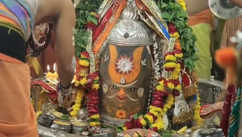 महाकालेश्वर मंदिर में भस्म आरती: भांग, त्रिशूल व सुगंधित पुष्पों से हुआ बाबा महाकाल का दिव्य शृंगार