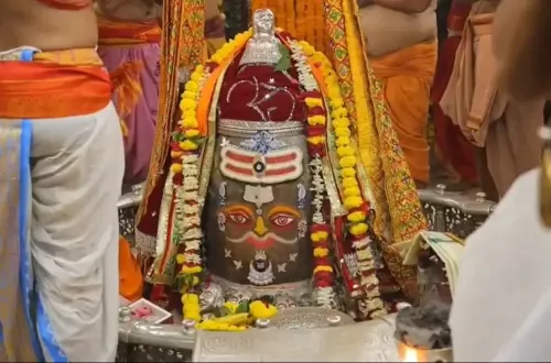 उज्जैन: बाबा महाकाल का राजा स्वरूप में भव्य शृंगार, आश्विन तृतीया पर भस्म आरती में उमड़े श्रद्धालु