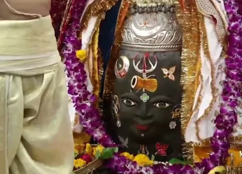 महाकालेश्वर मंदिर में राजा स्वरूप भस्म आरती: अधिक मास चतुर्दशी पर हजारों श्रद्धालुओं ने किए दर्शन