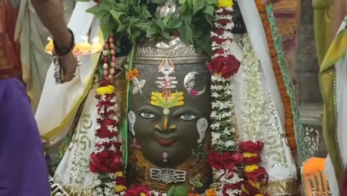 उज्जैन: श्रावण दशमी पर महाकाल का भव्य शृंगार — भांग, त्रिनेत्र, चांदी के मुकुट और मुंड माला से सजे बाबा
