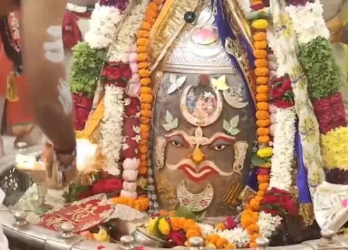 महाकालेश्वर मंदिर में भस्म आरती: आषाढ़ त्रयोदशी पर बाबा महाकाल को मेवे, फल और मिठाई का भोग