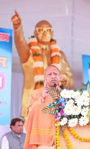 बाबा साहेब की मूर्ति के किनारे बनाए जाएंगे बाउंड्रीवाल व लगाए जाएंगे छत्र : सीएम योगी 
