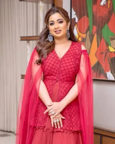 श्रेया घोषाल ने लता मंगेशकर को भावुक श्रद्धांजलि देते हुए साझा की अपनी संगीत यात्रा