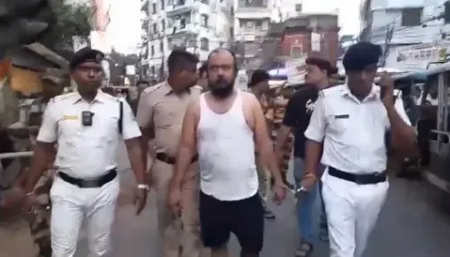 शिवपुर बमबाजी मास्टरमाइंड शमीम अहमद की सड़क पर परेड, भाजपा नेता बोले — 'बदल रहा बंगाल'