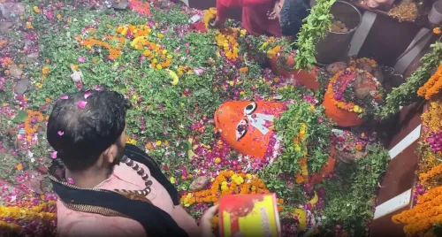 प्रयागराज: बड़े मंगल पर लेटे हुए हनुमान मंदिर में उमड़ी आस्था की बाढ़, सुबह 4 बजे से लगीं कतारें
