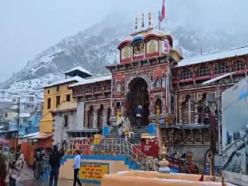 क्या बद्रीनाथ धाम बर्फ की सफेद चादर में लिपट गया है?