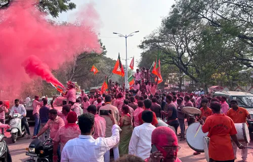 पुणे: उम्मीदवारों ने PMC चुनावों में उसकी जीत के बाद जश्न मनाया