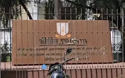 क्या चैतन्यानंद ने छात्राओं को बहाने से बुलाकर उनका शोषण किया?