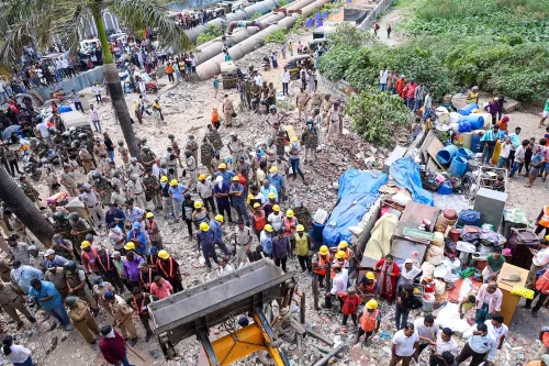 बांद्रा ईस्ट स्टेशन पुनर्विकास: अतिक्रमण हटाने का 85% काम पूरा, 1,200 कर्मचारी तैनात