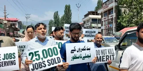 बारामूला में PDP का विरोध प्रदर्शन: 25,000 बैकडोर नियुक्तियों का आरोप, कई नेता हाउस अरेस्ट