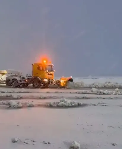 क्या बर्फबारी के कारण श्रीनगर में हवाई सेवाएं प्रभावित हो गई हैं?