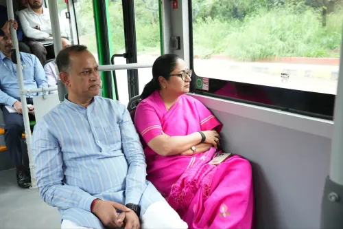 डीटीसी बस से बारिश में उतरीं CM रेखा गुप्ता, दिल्ली में जलभराव और सड़कों का किया जमीनी निरीक्षण