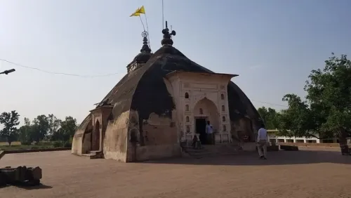 कानपुर के बेहटा गांव के जगन्नाथ मंदिर की रहस्यमयी छत: बारिश से 7 दिन पहले टपकता है पानी