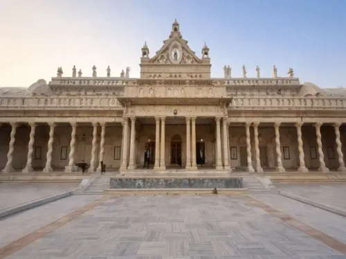 क्या बसंत पंचमी पर वृंदावन के इस मंदिर में खुलता है रहस्यमयी कमरा?