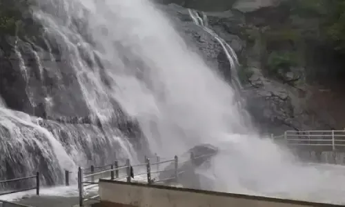 Why is bathing banned at Courtallam waterfalls for the seventh consecutive day?