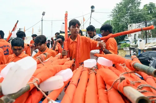 ग्वारीघाट से जल भरकर निकले कांवड़िये