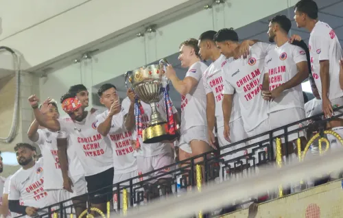 ईस्ट बंगाल FC ने ISL 2025 26 ट्रॉफी उठाई