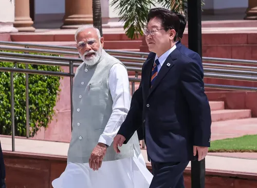 नई दिल्ली: पीएम मोदी ने हैदराबाद हाउस में दक्षिण कोरिया के राष्ट्रपति का अभिनंदन किया