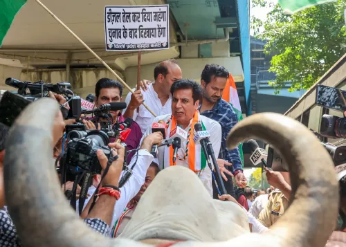 देवेंद्र यादव का मीडिया से संवाद — झंडेवालान में बैलगाड़ी प्रदर्शन