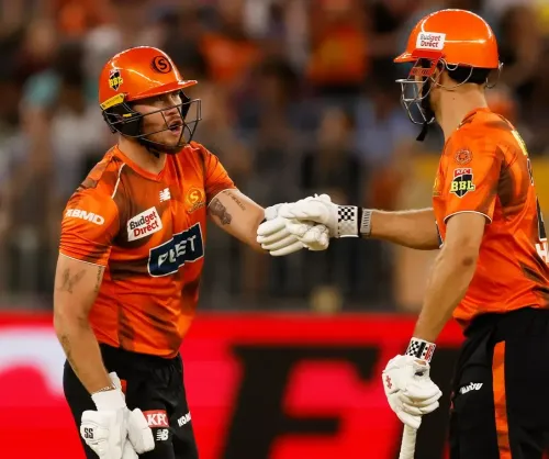 क्या बीबीएल में स्ट्राइकर्स ने रेनेगेड्स को 8 विकेट से हराया और स्कॉर्चर्स ने स्टार्स को मात दी?