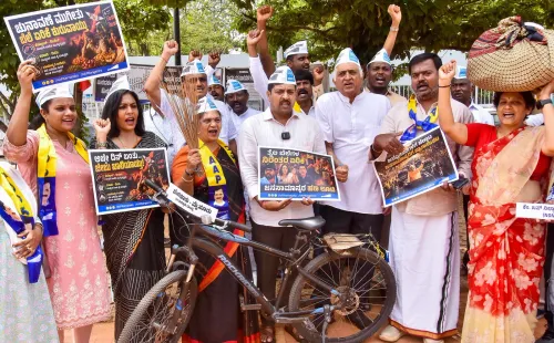 फ्रीडम पार्क में AAP कार्यकर्ताओं का ईंधन मूल्यवृद्धि पर विरोध