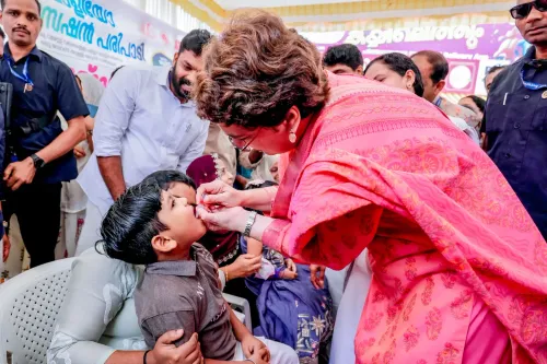 प्रियंका गांधी ने बच्चे को पिलाई पोलियो की बूंदें
