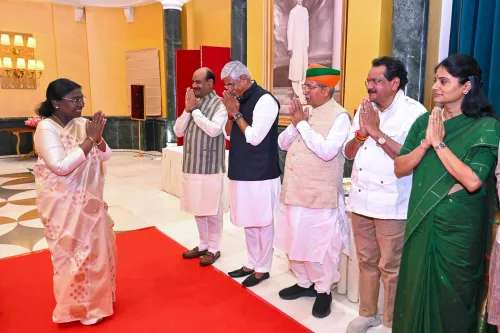 New Delhi: President welcomes MPs from various states at Rashtrapati Bhavan